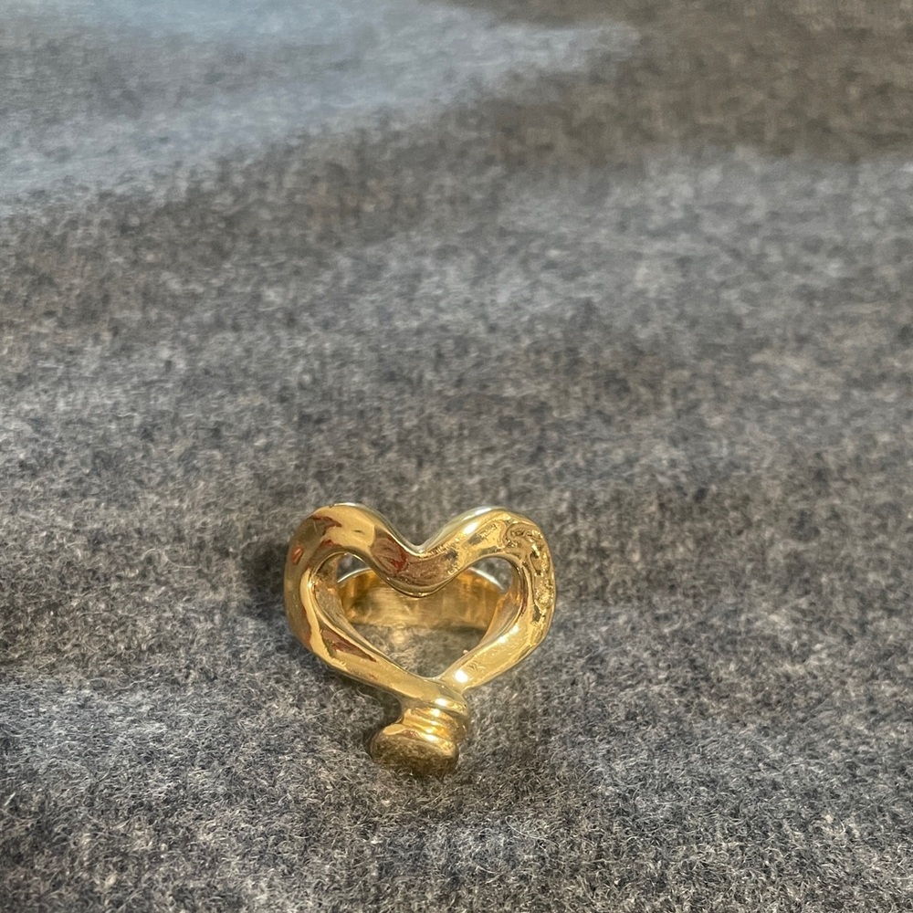 Uno de 50 Nailed Heart Shaped Gold ring